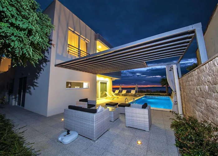 Blue With Pool And Sea View Makarska