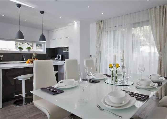 Blue With Pool And Sea View *