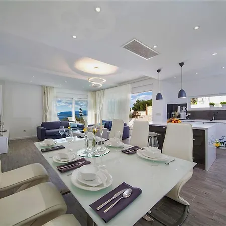 Blue With Pool And Sea View * Makarska